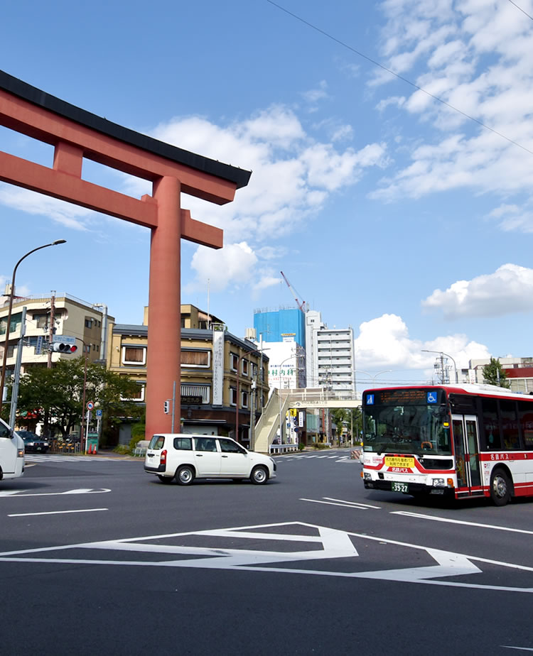 名古屋市の全景と名鉄バスの車体