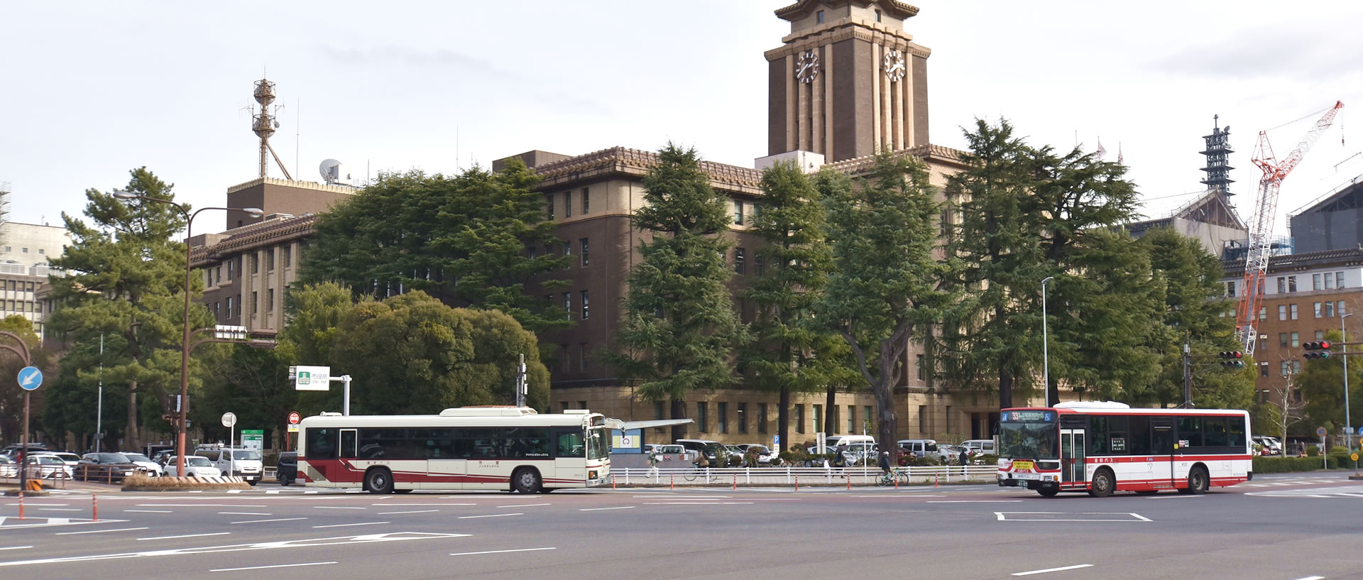 名古屋市の全景と名鉄バスの車体